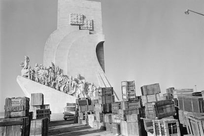 Enseres de refugiados portugueses procedentes de Angola y Mozambique, en la plaza de Belem de Lisboa, en noviembre de 1975.