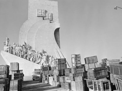Enseres de refugiados portugueses procedentes de Angola y Mozambique, en la plaza de Belem de Lisboa, en noviembre de 1975.