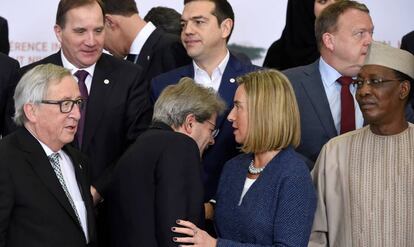 Mogherini conversa con el primer ministro italiano, Paolo Gentiloni, tras la reunión sobre el Sahel.