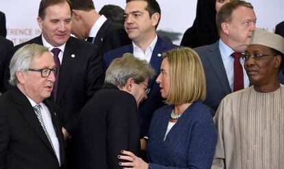 Mogherini conversa con el primer ministro italiano, Paolo Gentiloni, tras la reuni&oacute;n sobre el Sahel. 