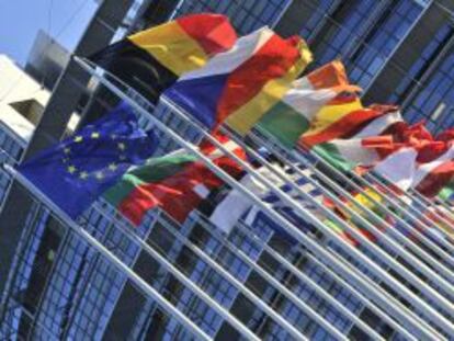 Banderas de varios países europeos ondean delante del Parlamento Europeo.