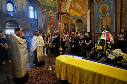 Funeral por Victoria Amelina en el monasterio de San Miguel, este martes en Kiev.