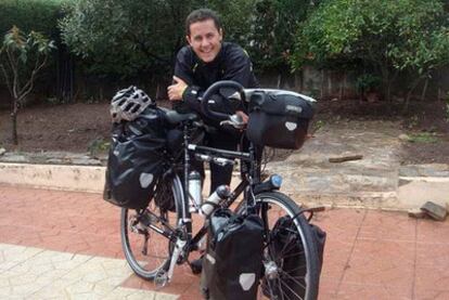 Daniel Orenes con su bicicleta antes de emprender la vuelta al mundo.