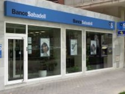 Logotipo del Banco Sabadell, en una de sus sedes de Madrid. EFE/Archivo
