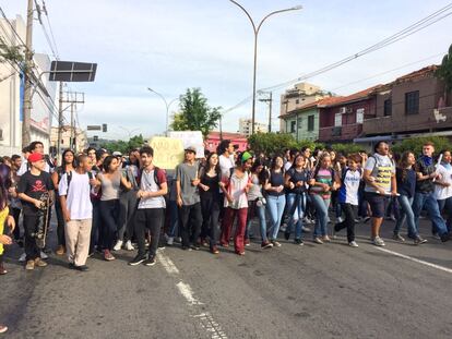 Ato de secundaristas contra a corrupção na merenda também diz "não ao golpe".