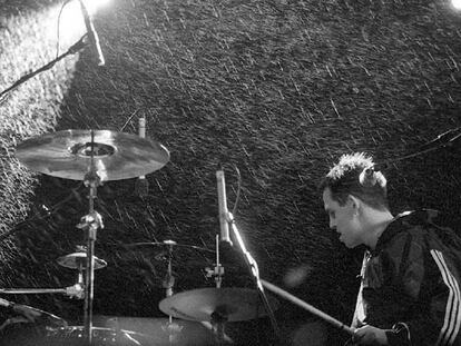 Una imagen del concierto del grupo Molotov bajo la lluvia, tomada en el <i>Festimad 98,</i> en el Soto de Móstoles.