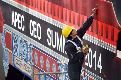 Un trabajador chino en los preparativos de la cumbre de la APEC.