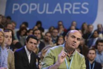 El ministro de Econom&iacute;a y Competitividad, Luis de Guindos, durante su participaci&oacute;n en el di&aacute;logo &quot;Espa&ntilde;a competitiva&quot; celebrado en el marco de la Convenci&oacute;n Nacional del PP que se celebra en Valladolid. 