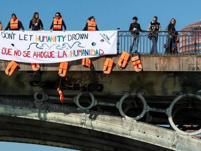 Una treintena de activistas europeos participan en una protesta en Sevilla contra el 