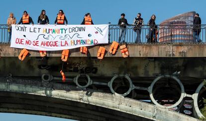 Una treintena de activistas europeos participan en una protesta en Sevilla contra el 