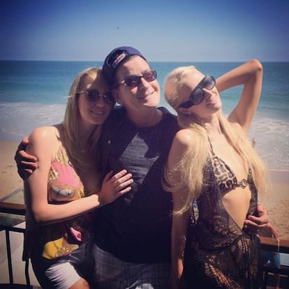 Charlie Sheen, junto a Paris Hilton y su novia Scottine en una fiesta en Malibú.