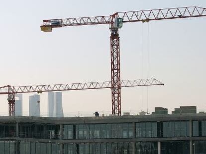 Construcci&oacute;n de edificios en el entorno de Las Tablas en Madrid.