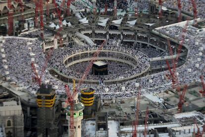 Una vista aérea muestra fieles musulmanes rezando en la gran mezquita de La Meca rodeada de grúas en julio pasado.