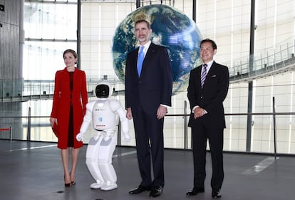 Doña Letizia y don Felipe, junto al exastronauta Mamoru Mori y Asimo, un robot de Honda Motor, en el Museo Nacional de Ciencia Emergente y la Innovación (Miraikan), en Tokio.