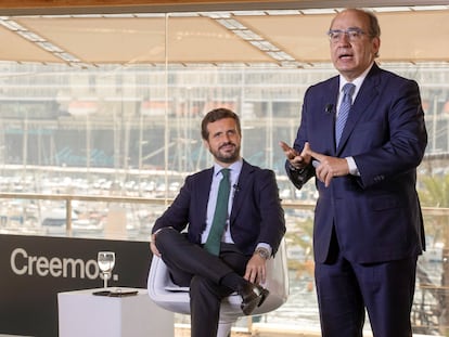 El presidente del Partido Popular Pablo Casado (a la izquierda), y el expresidente de México Felipe Calderón, este viernes durante la convención nacional del PP en Cartagena.