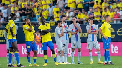 Los jugadores del Cádiz y el Barcelona cuando el partido estaba suspendido.