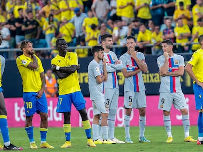 Los jugadores del Cádiz y el Barcelona cuando el partido estaba suspendido.