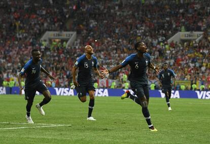 Paul Pogba, con el número 6, celebra su gol en la final de Moscú del Mundial de Fútbol.