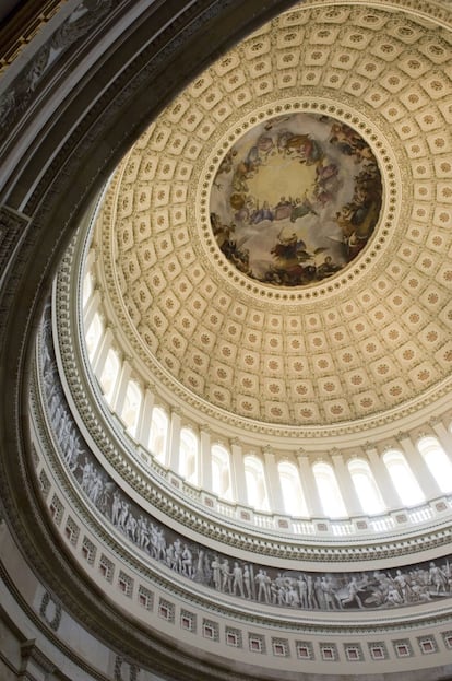 Detalle de La Rotonda, sala circular situada en el centro del edificio del Capitolio de EE UU. La pintura del dosel, llamada "La apoteosis de Washington", fue realizada por Constantino Brumidi.