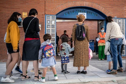 Un grupo de madres deja a sus hijos en un colegio de la capital, el pasado 8 de septiembre.