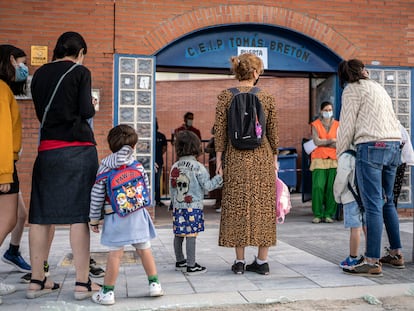 Un grupo de madres deja a sus hijos en un colegio de la capital, el pasado 8 de septiembre.