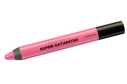 Nuevo lápiz de labios Super Saturated High Gloss de Urban Decay en colores muy fuertes y brillantes como este Lovechild. Se vende en exclusiva en Sephora y cuesta 18 euros.