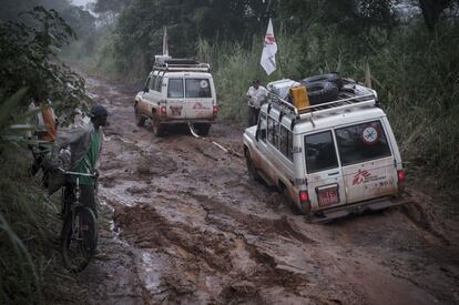 Por la mañana temprano, en la provincial de Ouaka, un equipo de MSF intenta pasar por el barro para distribuir medicamentos.