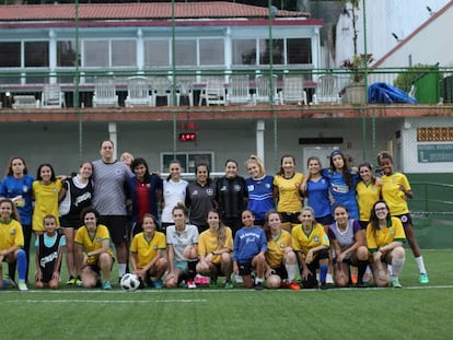 As equipes de futebol feminino do clube Gurilândia, no Rio.