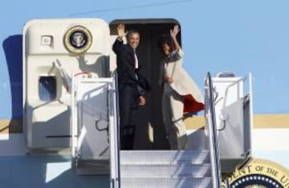 En la imagen, el presidente estadounidense, Barack Obama (i), y su esposa, Michelle Obama (d), suben al avión presidencial, en Air Force One. EFE/Archivo