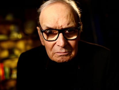 El compositor italiano Ennio Morricone posa antes de actuar en el escenario del O2 Arena en Londres, en febrero de 2016.