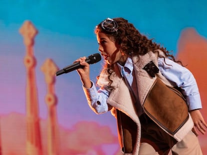 Sandra Valero, representante española en Eurovisión Junior 2023, interpretando 'Loviu' en Niza en la final del certamen.