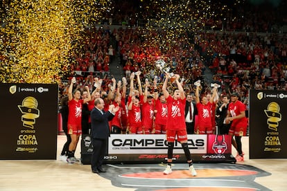 Las jugadoras del Casademont Zaragoza celebran su victoria en la final de la Copa de la Reina tras derrotar en la final al Perfumerías Avenida en el encuentro que han disputado este domingo en el Pabellón Príncipe Felipe de Zaragoza.