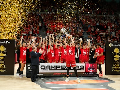 Las jugadoras del Casademont Zaragoza celebran su victoria en la final de la Copa de la Reina tras derrotar en la final al Perfumerías Avenida en el encuentro que han disputado este domingo en el Pabellón Príncipe Felipe de Zaragoza.