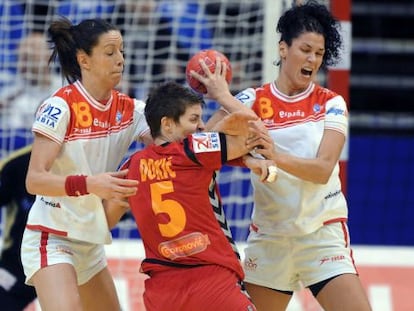 Begoña Fernández y Verónica Cuadrado tratan de parar a una jugadora montenegrina.
