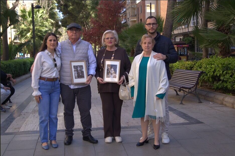 Trinidad y Gaspar Mateu Escorihuela, nietos de la represaliada, con sus hijos y la mujer de Gaspar, en una imagen de Un Torrent de dones