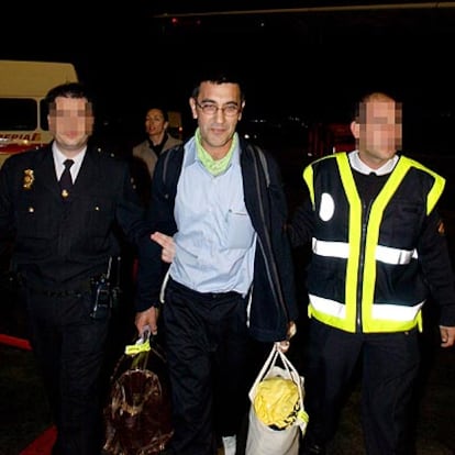 José Juan González, escoltado por dos agentes a su llegada esta mañana al aeropuerto de Madrid-Barajas.