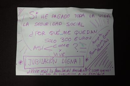 Uno de los reclamos más repetidos en el archivo es el de una pensión digna para la jubilación. Lo reclaman sobre todo personas de más de 60 años que asistieron a la acampada en la Puerta del Sol de Madrid.