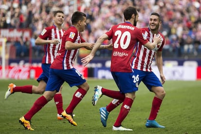 Los jugadores del Atlético celebran el gol de Juanfran al Betis.
