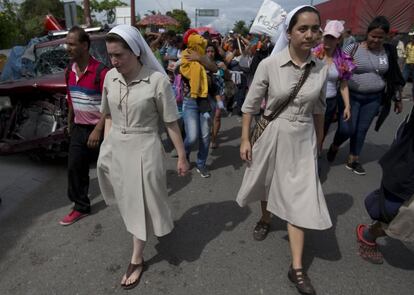 Un par de monjas en Chiquimula (Guatemala) acompaña a los hondureños en su caminata hacia Estados Unidos, el 16 de costubre de 2018. 