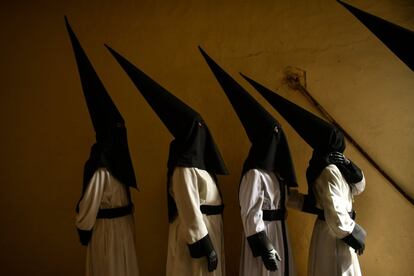 Penitentes de la hermandad de la 'Exaltación de La Santa Cruz' participan en una procesión Zaragoza, el 18 de abril de 2019.