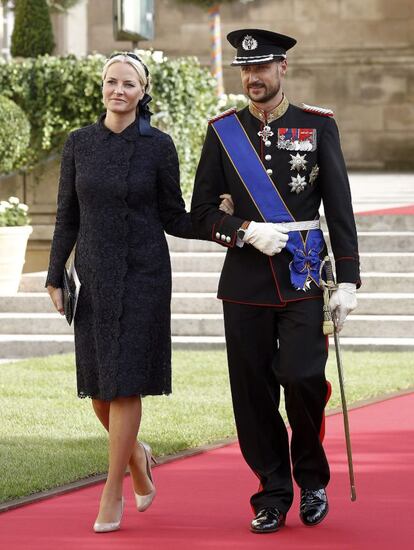 El príncipe Haakon de Noruega y la princesa Mette-Marit, tras la boda religiosa.