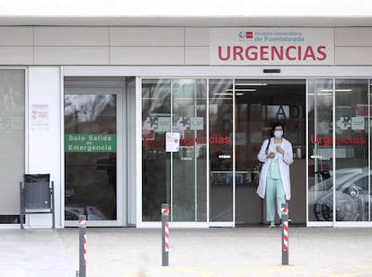Una sanitaria protegida con guantes y mascarilla en la entrada de Urgencias del Hospital de Fuenlabrada el 30 de marzo de 2020.