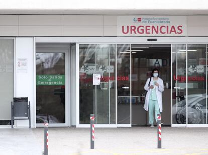 Una sanitaria protegida con guantes y mascarilla en la entrada de Urgencias del Hospital de Fuenlabrada el 30 de marzo de 2020.