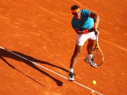 Nadal sirve durante el partido contra Bautista en Montecarlo.