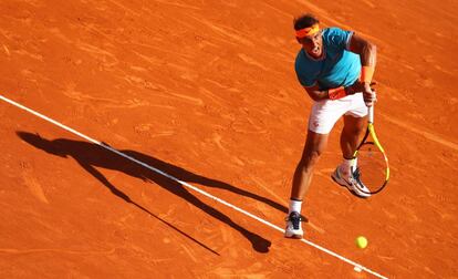 Nadal sirve durante el partido contra Bautista en Montecarlo.