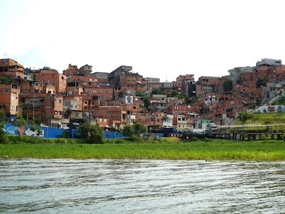 Barrios informales junto al pantano Billings, en la periferia de São Paulo.