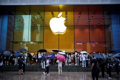 Los clientes esperan la apertura de una tienda de Apple en Shanghái (China), el pasado 22 de septiembre, ante el lanzamiento del iPhone 15.