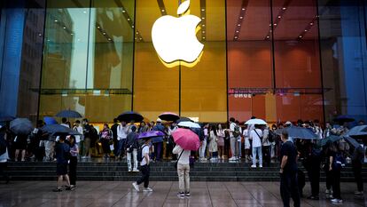 Los clientes esperan la apertura de una tienda de Apple en Shanghái (China), el pasado 22 de septiembre, ante el lanzamiento del iPhone 15.