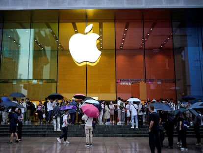 Los clientes esperan la apertura de una tienda de Apple en Shanghái (China), el pasado 22 de septiembre, ante el lanzamiento del iPhone 15.