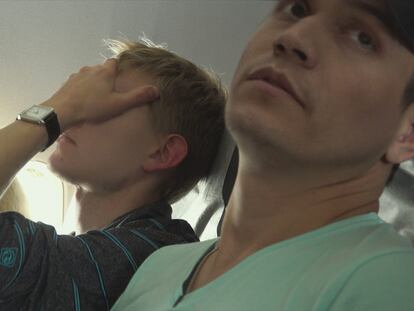 Maxim Lapunov (derecha) y su novio, ambos con el rostro modificado digitalmente, huyen de Rusia en avión durante el documental.